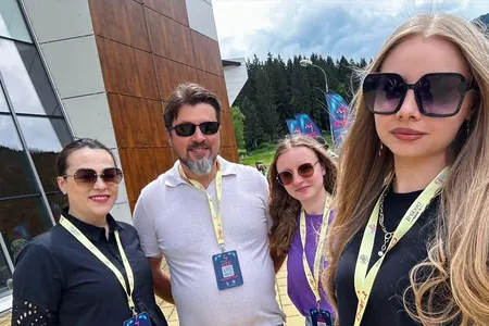 Fotografie de grup la Poiana Brașov, mai 2024